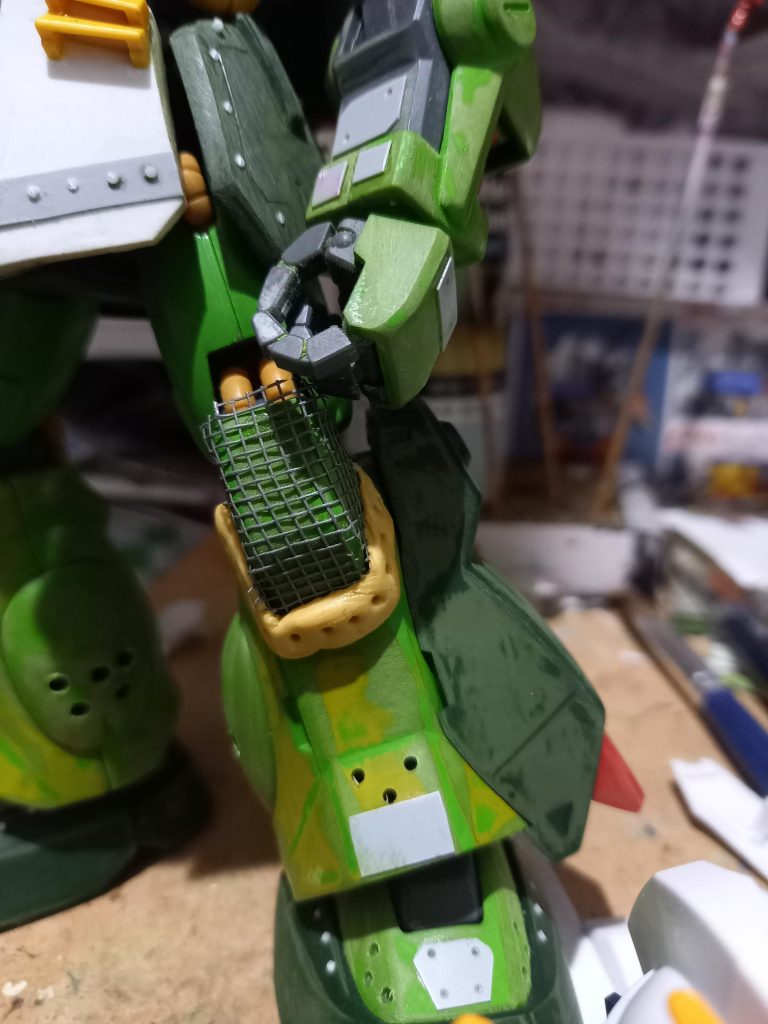 金網シートとパテで補強 武器を持たない格闘タイプのため防御よりも機動力重視で装甲の軽量化を図っている。