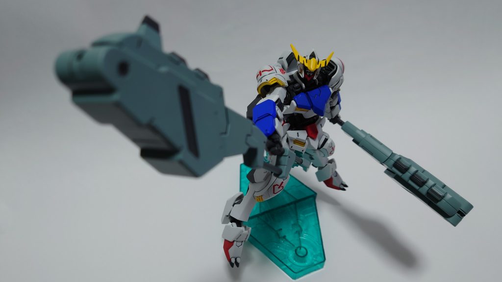 第5形態(地上戦使用)キットを2個用意しレンチメイス2本持ちにしてみました。背部のアームで接続すると保持がかなり安定します。