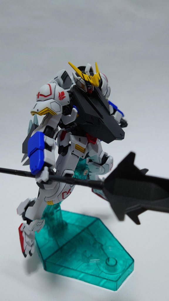 第5形態クタン参型に付属のジョイント、シュヴァルベ・グレイズのスラスター、バルバトス第4形態のメイスを使用しています。胸部の装甲の影響で印象が結構変わります。