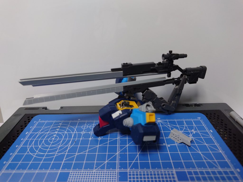 自作レールガンですが、システムウェポンをひとつ逆向きにして、ニコイチにした先にプラ板をそれっぽく繋げただけなんです。