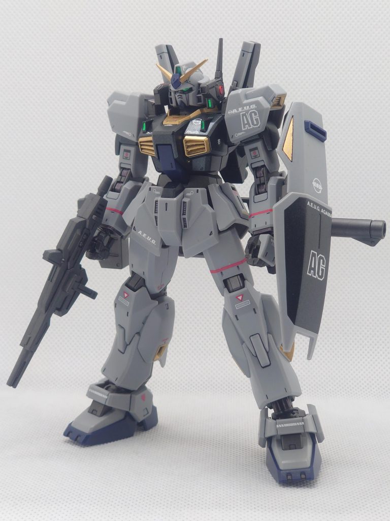 胴体の黒をメタリックブラック。シャンパンゴールド？をゴールドにしました。あと、関節の一部をガンダムマーカーのヘビーメタリックで塗っています。仕上げは半ツヤです。