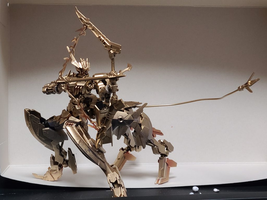 本体であるバルバタウロスは素組し、先にゴールドを吹き付けました。これもこれでアリですわね