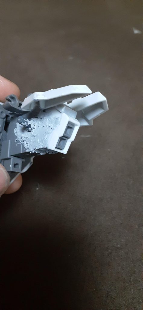 途中で股間節の明らかに弱いパーツが折れたw……って事で他のHGから拝借して、色々加工や削りに削ったら、隙間をパテで埋めたよーこの時、初パテだったんで不安だったが、何とか自分の中では上手くいったw