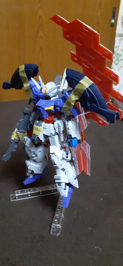 そして、両肩にHGガンダムバルバタウロスの足を付けた〜 この時はメイン武器以外にもチェーンをつけていたのだ～結局邪魔だったから取ったw