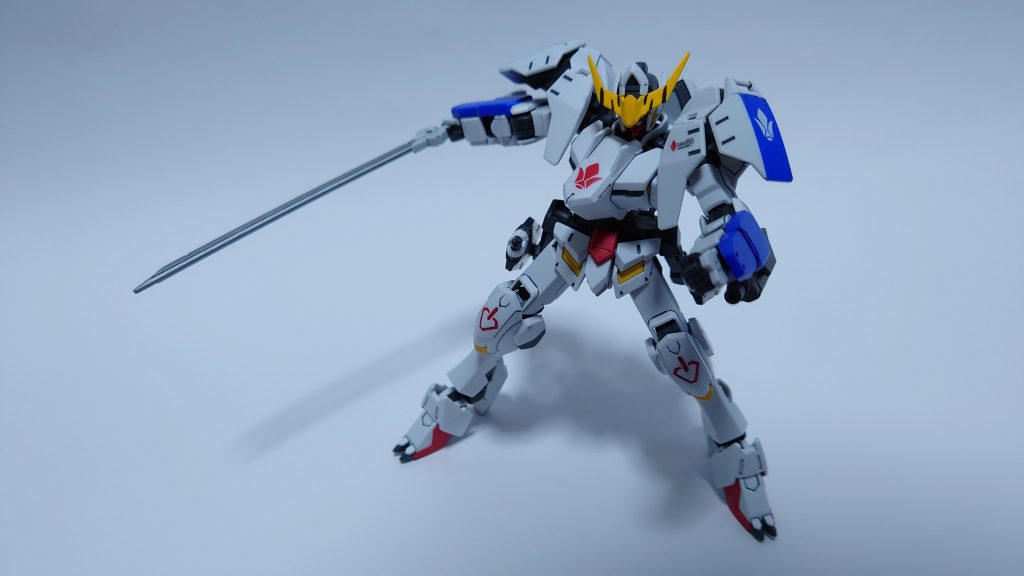 第6形態クタン参型に付属の太刀を持たせています。グレイズ・アイン戦で使用したものです。かろうじて両手持ちも出来ます。