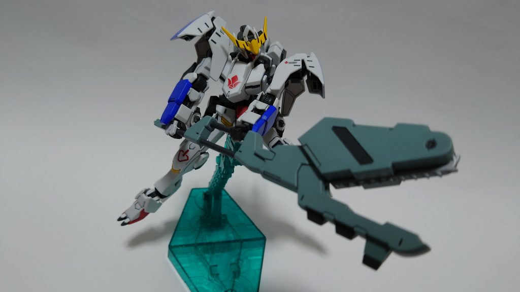 第6形態レンチメイスは迫力があり先端が開閉します。前腕の青いパーツが干渉しやすいので持たせるのがやや難しいです。