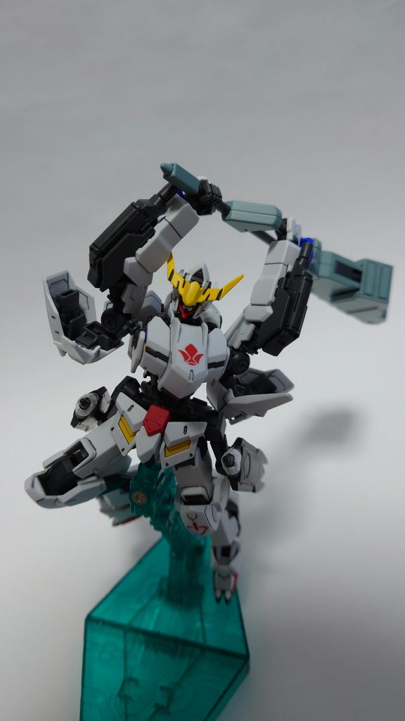 第6形態肩部の装甲は跳ね上げることが出来るので振りかざすようなポーズもとれます。