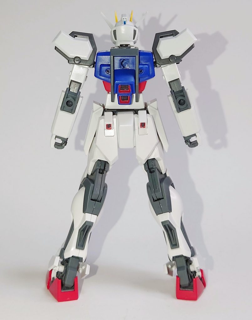 ストライクのキットではいつもやることですが背中のと腰のスラスター内部を設定通りに赤く塗り分けてあります。