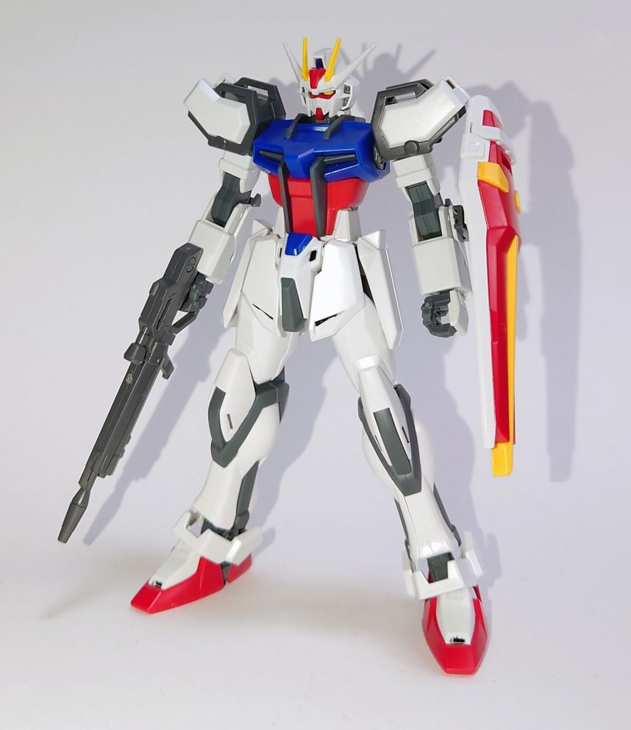 HGCEとEGのそれぞれ好みなところを選びミキシングしました。本体は頭と首、二の腕から手首まで、足首と足がEG、それ以外がHGCEになります。首をEGにしたのはHGCEのだと首が長い気がしたからです。頭部のツインアイは周辺を黒で塗りより黒く見えるようにしました