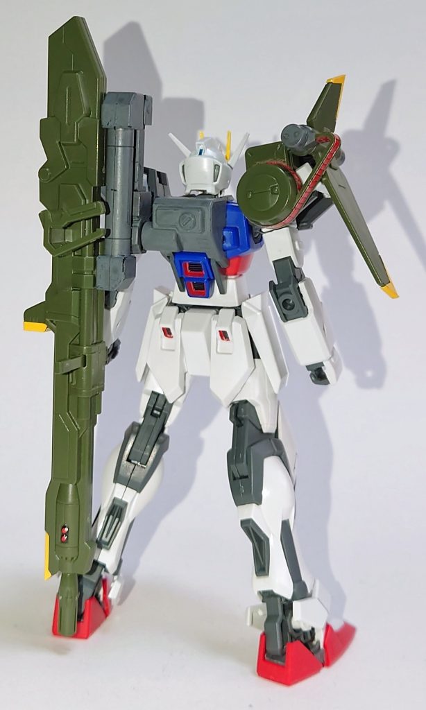 ランチャーストライク状態の背面。バックパックとアームはガンダムマーカーガンダムグレーで塗装。