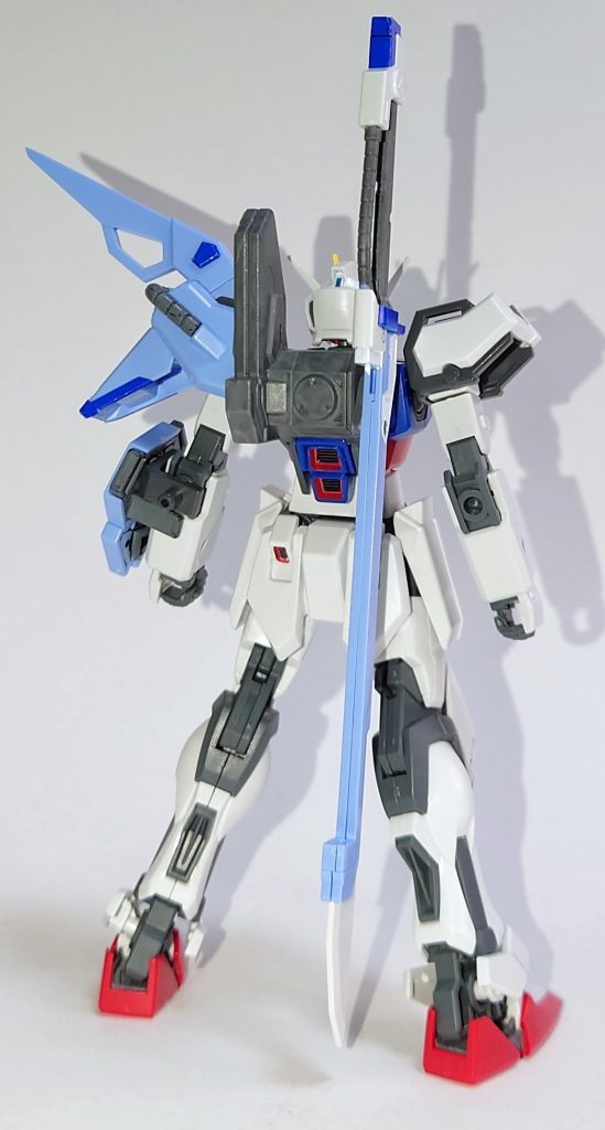 ソードストライク状態の背面。バックパック等グレー部分はガンダムマーカーガンダムグレー、シュベルトゲベールの白でシールの無い部分はガンダムマーカーEXニューホワイト、青でシールで補えきれない部分はガンダムマーカーガンダムブルーで塗装。