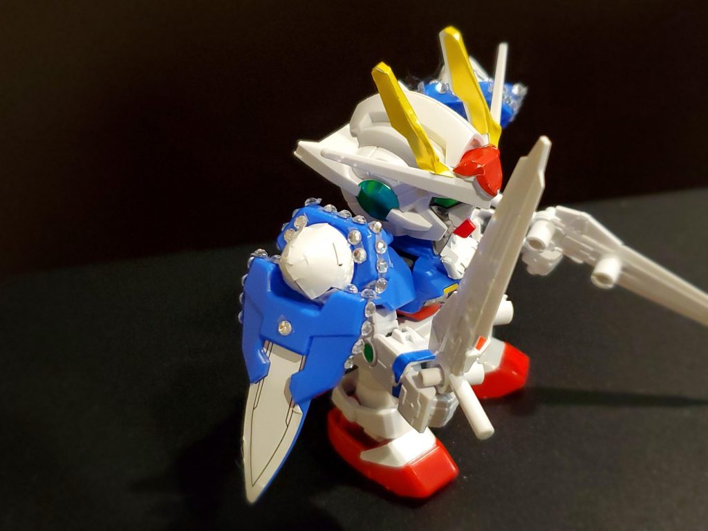 100均のジュエルシールでディテールアップ。中央の1粒もポイントとのこと。『太陽のパワーをキラキラが集めてすごいパワーになって敵をやっつけるんで☀️』おー、なるほど。あるある、そんな設定のヤツ。いいスジしてる。左右数を揃えて貼れているのと、装飾過多になってないところが父の好評価な点ですね!