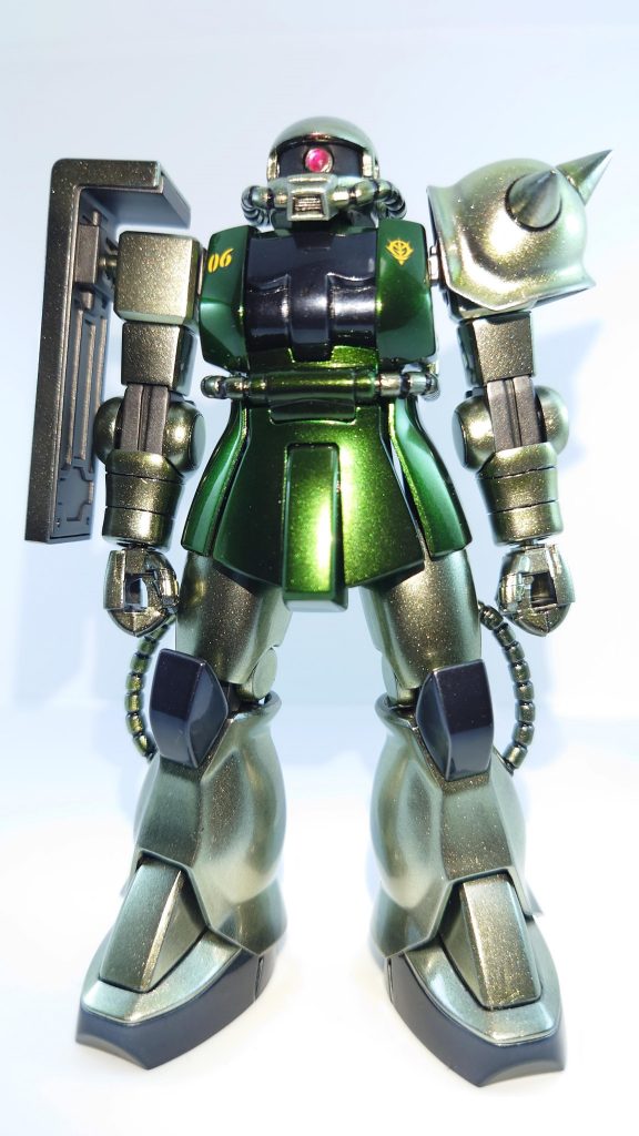 既存のスジボリを掘りなおしてモノアイをハイキューパーツのSPプレートとWAVEのHアイズでクリアパーツ化、ヒザ裏とザクマシンガンのマガジンの肉抜きを埋めた位の微改造です。