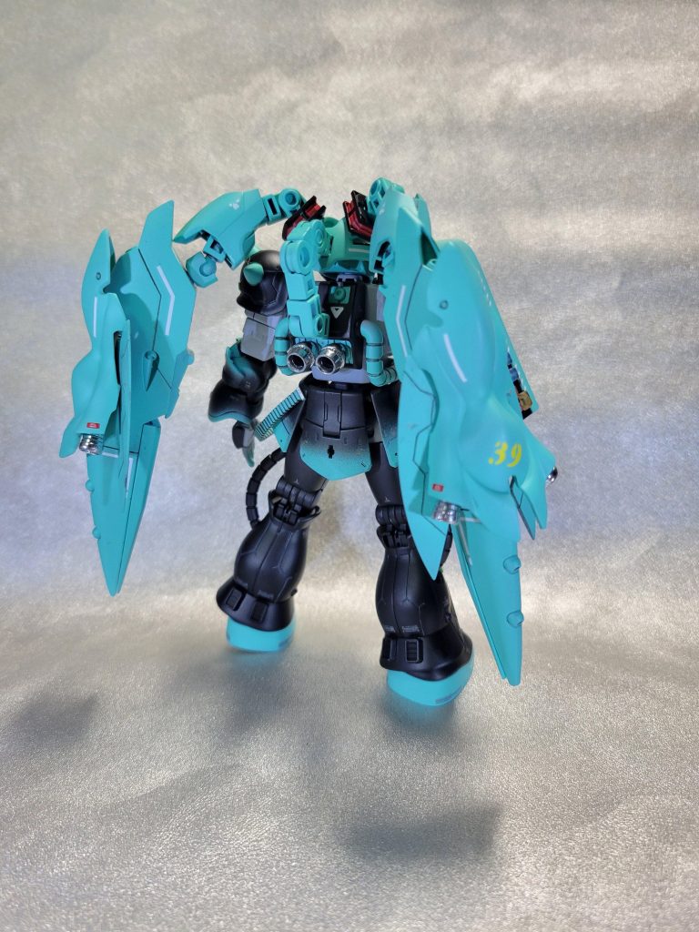 背面絶対どこかに39は入れたかったので髪の毛にあたる部分に貼りました。キラリと光るバーニアが好きです。本体部分のものは2つ合わせて少し大型化しました。