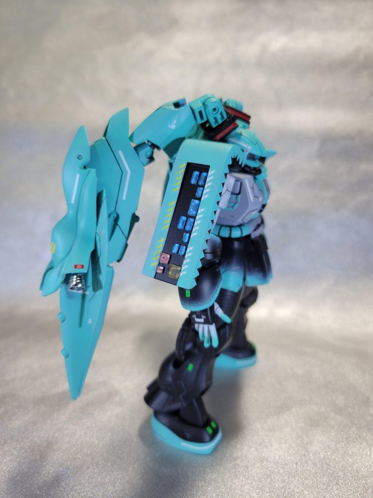 右側電子画面?をイメージしてシールドにペタペタ貼り付け三角のギザギザが初音ミク感が出たと勝手に思ってます。