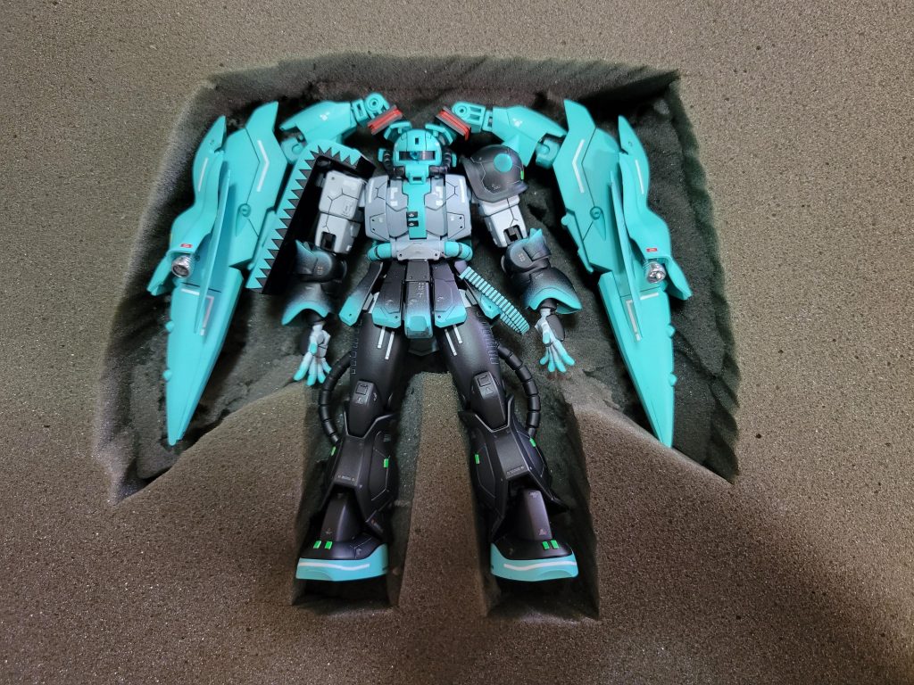 友人にプレゼントするつもりだったので雑に切り抜いてオリジンザクの箱に入れて渡してあげました。3月の5日に