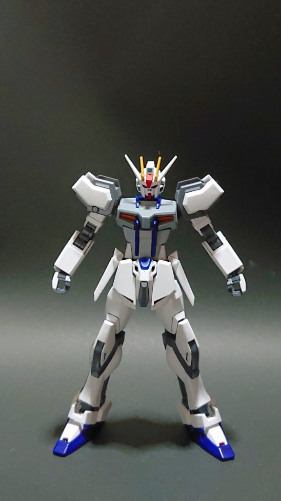 このストライク、HGCEですか、ガンプラ仲間の方が譲ってくださった、非常に思い出深い一品です。