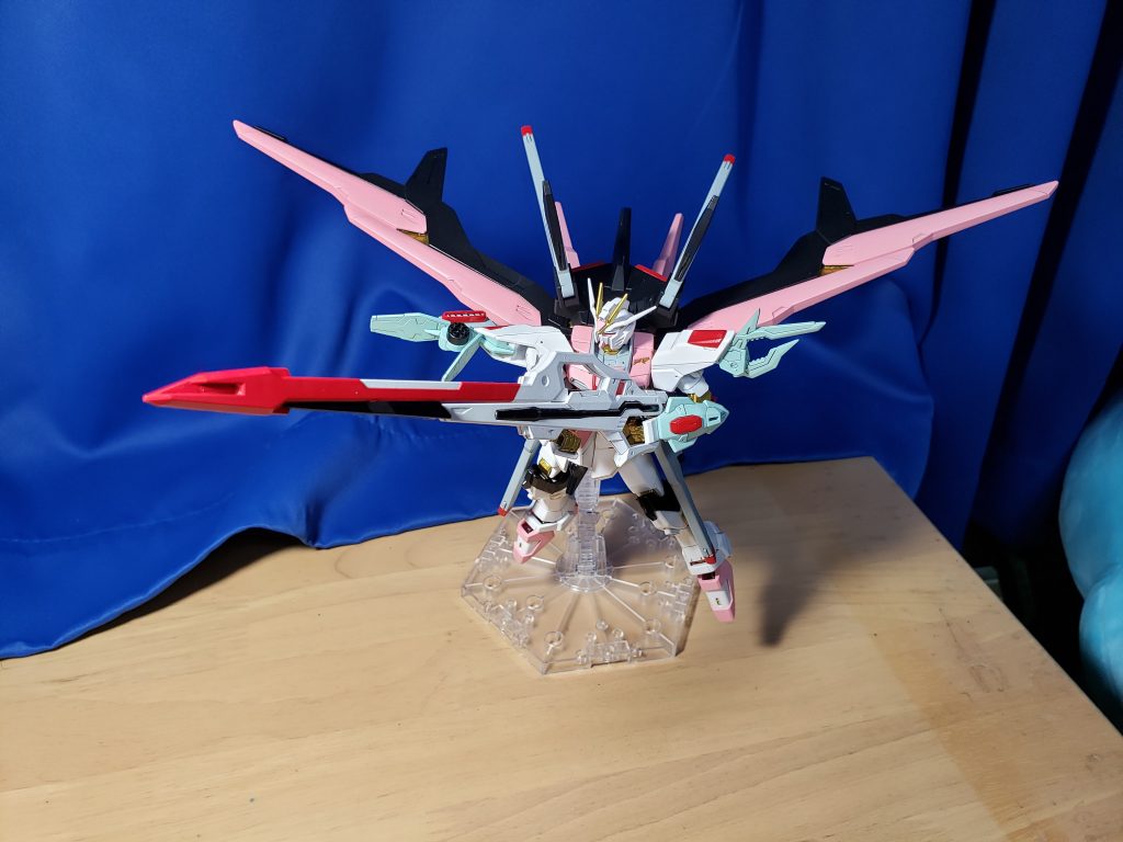 スーパーアグニを持ってポージング。持ち方これで合ってるんでしょうか? アニメを見ていないもので...っていうか、アグニ単体でもストック(?)部分が長いので扱いづらそう。