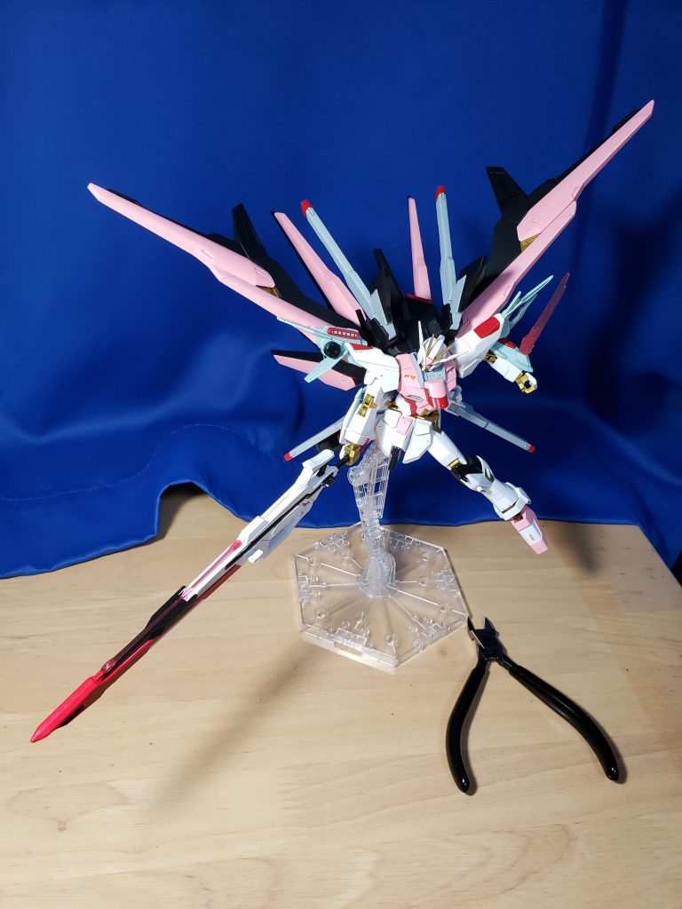 レーザー対艦刀シュベルトゲベールでポージング。ポージングしてて思ったんですが、パーフェクトアサルトストライカーがデカすぎてポージングがやりづらいと感じた。でもかっこいいから良し^^