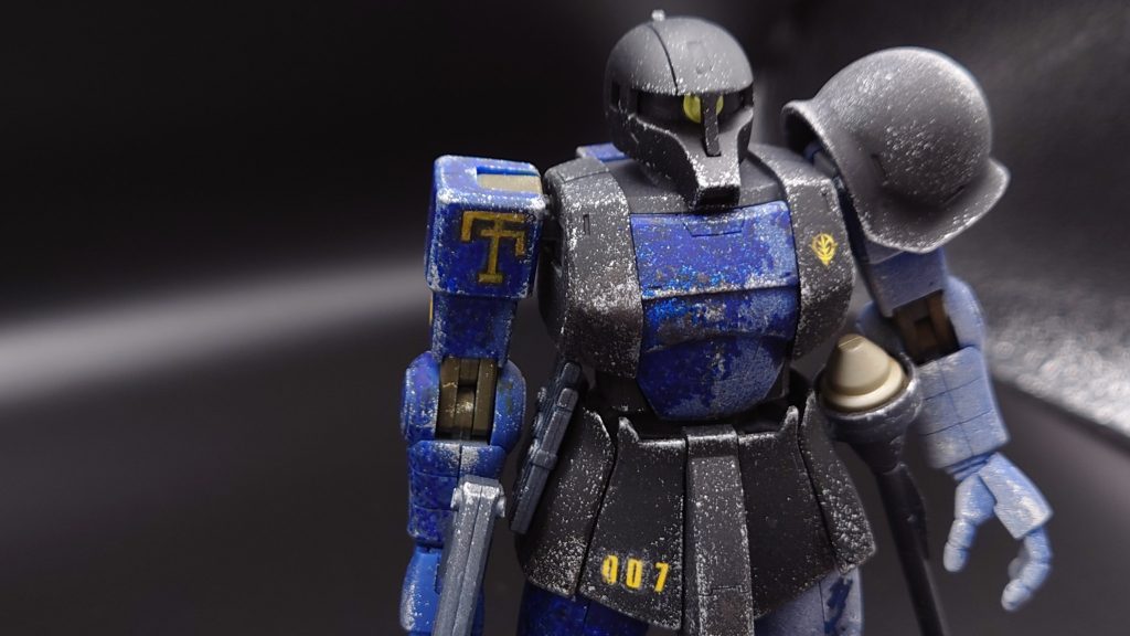 右肩のマークは後輩の名前の頭文字を合わせ、部隊章風に。