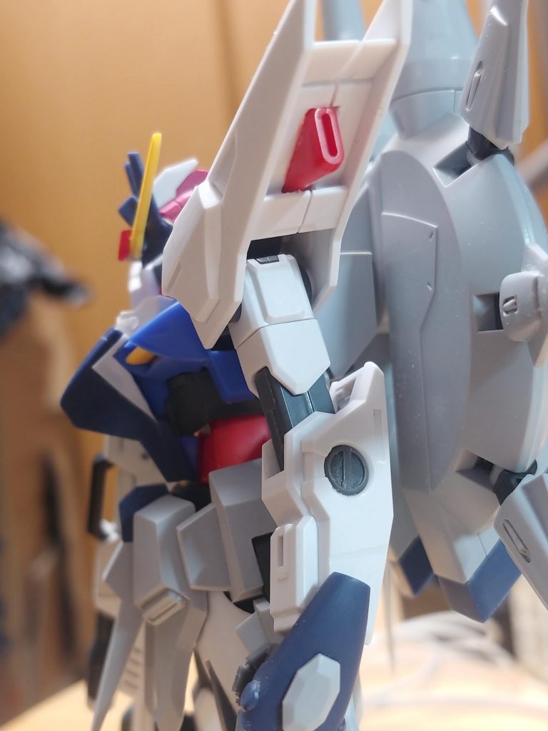 元のレジェンドのパーツを乗せていく。肩のスラスターは元のキットから。肘のマイナスモールドはコトブキヤのディテールアップパーツ
