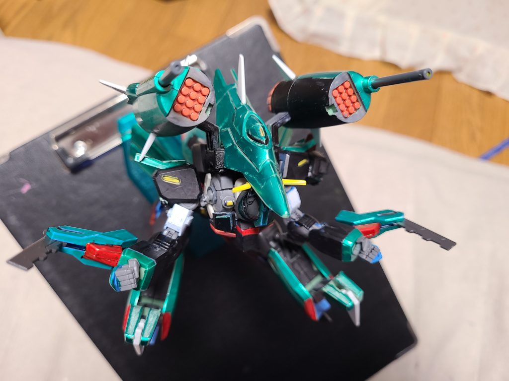 カオスといえばの変形もガンダムフレームの可動域を持ってすればなんなく実現可能!MAと戦ってた世界線の手前、強襲形態とでも呼びましょうか