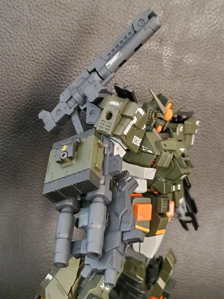 右腕は複合兵装とし、2連装ビームライフルの他にミサイルポッドとマシンガンを装備。