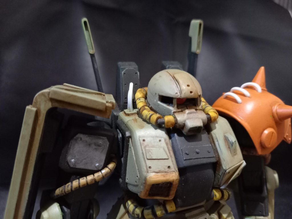 連邦でもティターンズでもジオンでもない自衛機体。肩のオレンジは島の子供達がおじいさんの家の屋根を塗った時に余ったペンキで塗っている。『たくさん敵が来てもドアンのザクが、すぐわかるんだ!』島の男の子(6歳)談 『ガンダムだって、あっという間にやっつけるんだ』島の男の子(5歳)談 注やっつけた事はない。