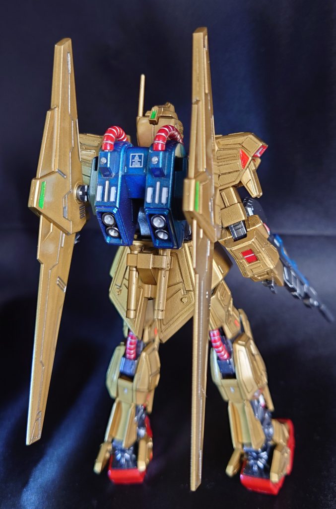 リアビューバックパック中央に本体唯一のデカール。バインダーも立体感ではおかしいので筋彫りを。一部白濁してるのは肉眼では気にならない程度なんですけどね(• •;)