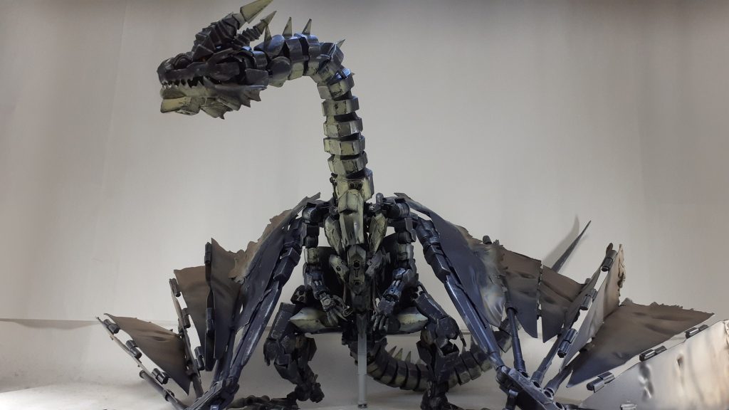 首、尻尾、翼がすべて可動するので自由なポージングが可能です。