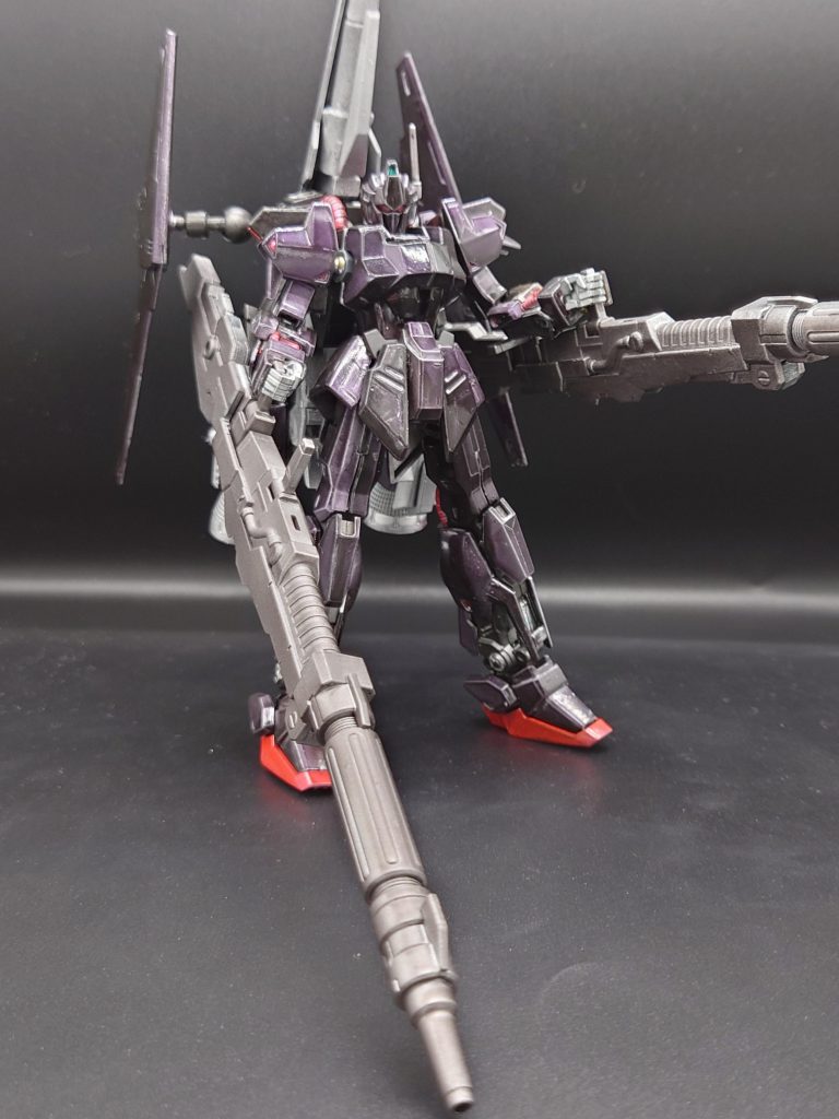 ライトニングブラックウォーリアのロングメガランチャーを2門装備。キュベレイのファンネルが届かない超遠距離で、またジ・オの重装甲を確実に撃ち抜くためです。