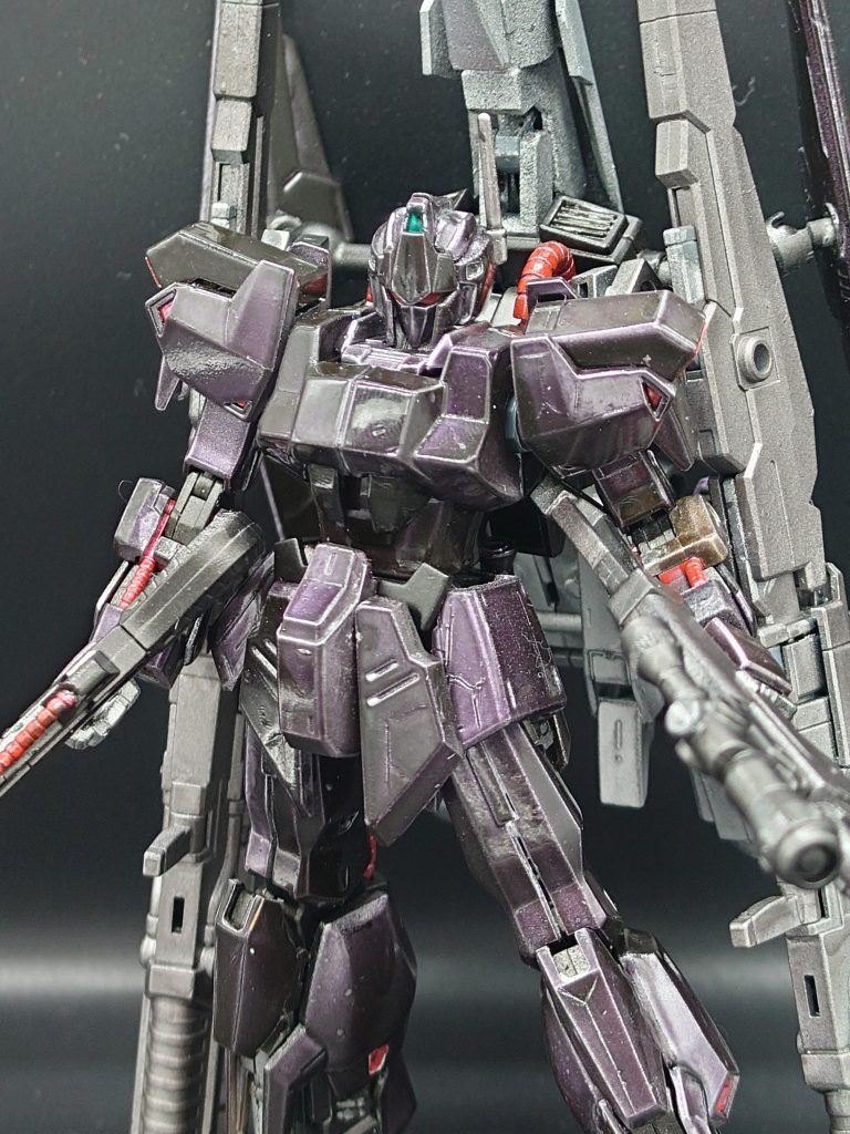 外装パーツはシルバー→クリアーレッド、クリアーブルー、クリアーイエローを混ぜたクリアーバイオレットでキャンディ塗装です。クリアーを吹いたあと、Mr.コンパウンド細目で若干鏡面にしてます。同じ紫系の百万式よりギラギラしているのを目指しました。フレームは黒鉄色、武装は焼鉄色で塗装してます。