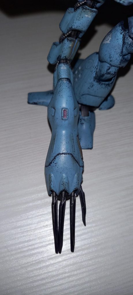 センサー？にもレジン液入れてます。ウェザリング中にパーツがバックリ割れてます。