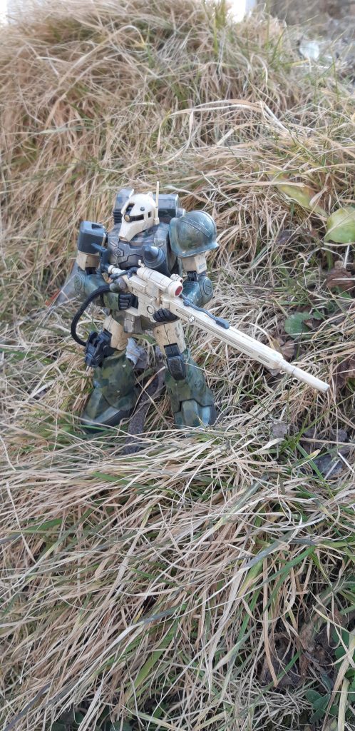 缶スプレーで塗装後、筆塗りでなんちゃって迷彩を描きました。　　今、見るとかなり適当だと感じます。