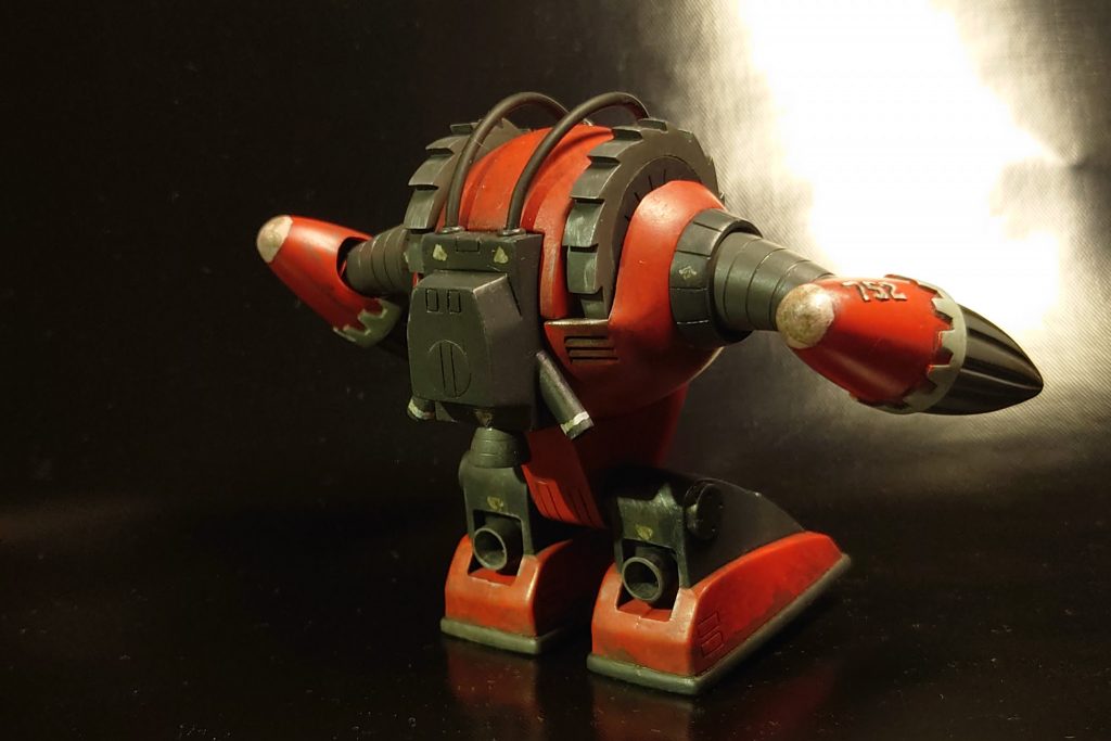 モビルパイプは、誰もが持ってる(であろう)とある小物に変えました(答えは後ほど…)。今回の塗料は、ガンダムマーカーのシャアピンク(赤い部分)、ガンダムグレー(腕、手のドリル、胴カッター刃先)、MSVダークグレー(肩、足、ランドセル)、MSVライトブルー(手の前側の白)ファントムグレー(スラスター)、ガンダムブラック(モノアイ)。