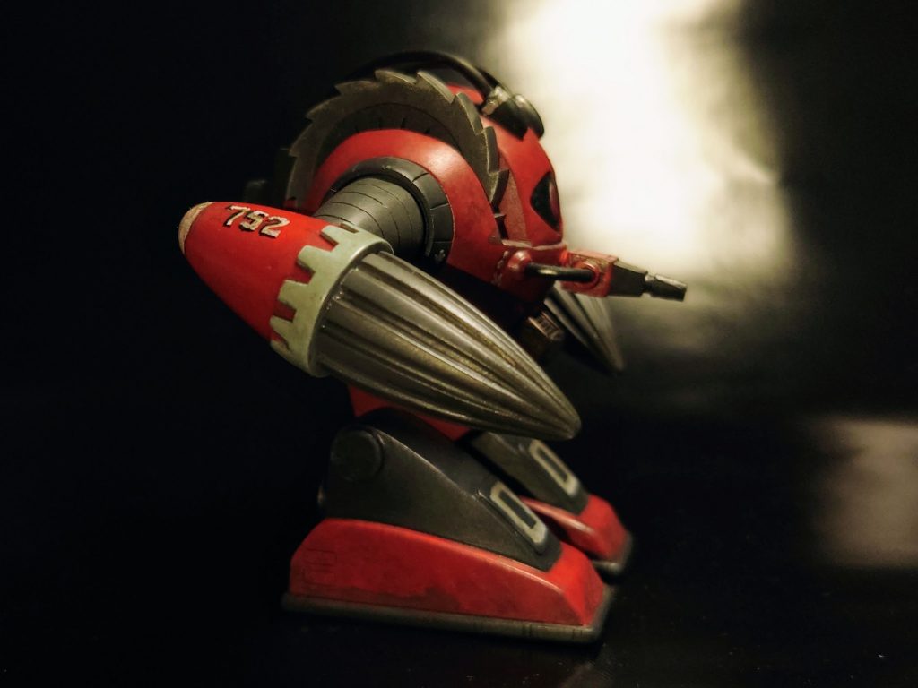 横から。手描きマーキングは、ペイントマーカーの白、赤(モノアイ)、マッキー黒、シルバーチッピングにペイントマーカー銀を使用。手の後側の白や胴体前のスラスター部分も手描きです。スミ入れはタミヤのエナメル塗料。今回はスミ入れ塗料ではなく調色するところから。黒とかデザートイエローとか色々混ぜたやつを塗ってます。