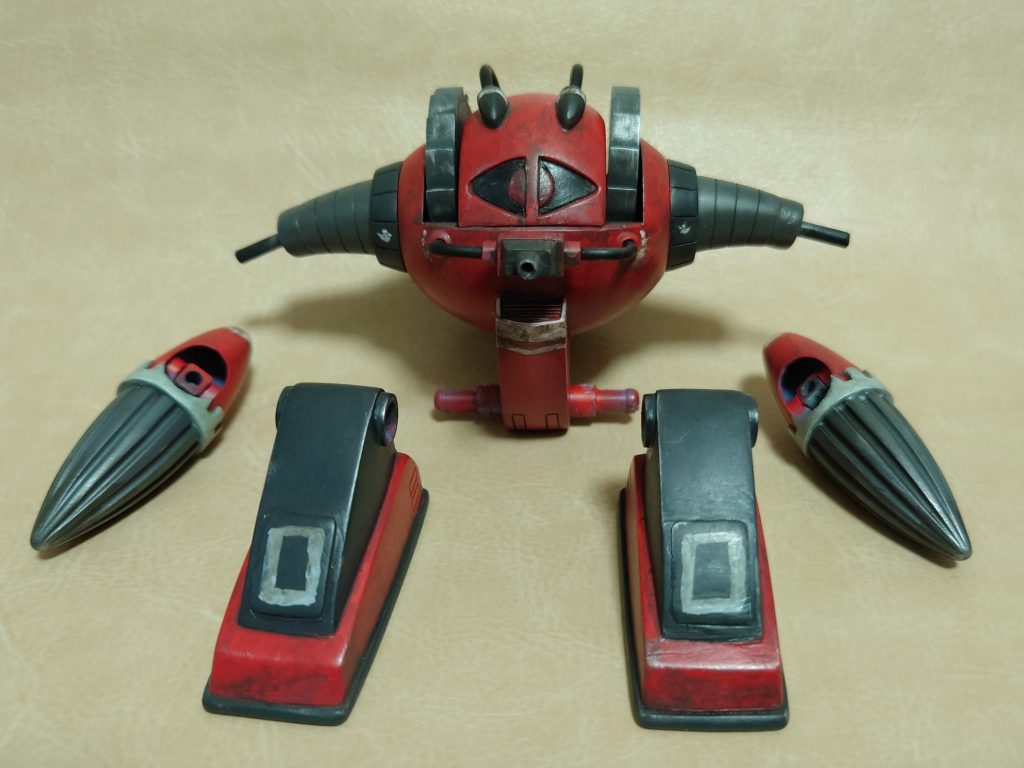 後ハメ加工で手をPC化。外せます。また、足の接続は瞬着で軸を太くしただけ。イージー。肩の接続は、キットの構造のままで後ハメ加工しなくても大丈夫でした。