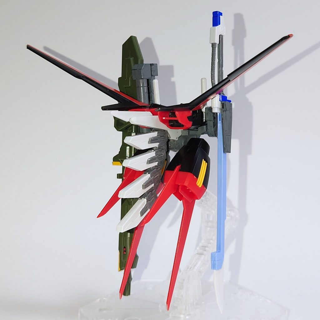 バックパック部分。HGCEの中央の白いパーツにHGSEEDマルチプルアサルトストライカーのアーム接続パーツがほぼ無改造で取り付けられるので白いパーツもHGCEのまま作りました。バッテリーパックと板状の部分をHGSEED版から切り離しHGCEのに接着しています。