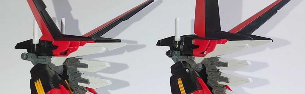 白い部分(一部グレーで塗装)の違いは分かりにくいですが右のHGSEED素組み部分塗装版と比較してもらえば分かると思います。