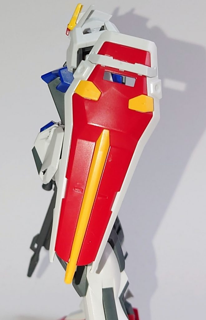 シールドは基礎の白枠と黄色部分はHGCE、赤と赤部分を横断している白いラインはEGを使い、腕へのアタッチメントの接続パーツはPC123プラスのE(SEEDの旧HGシリーズで肩に使われるもの)に変更しています。
