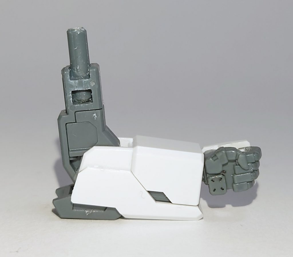 制作工程というかどういった改造をしたか、ですが…腕は適当なランナーを切って接着しています。