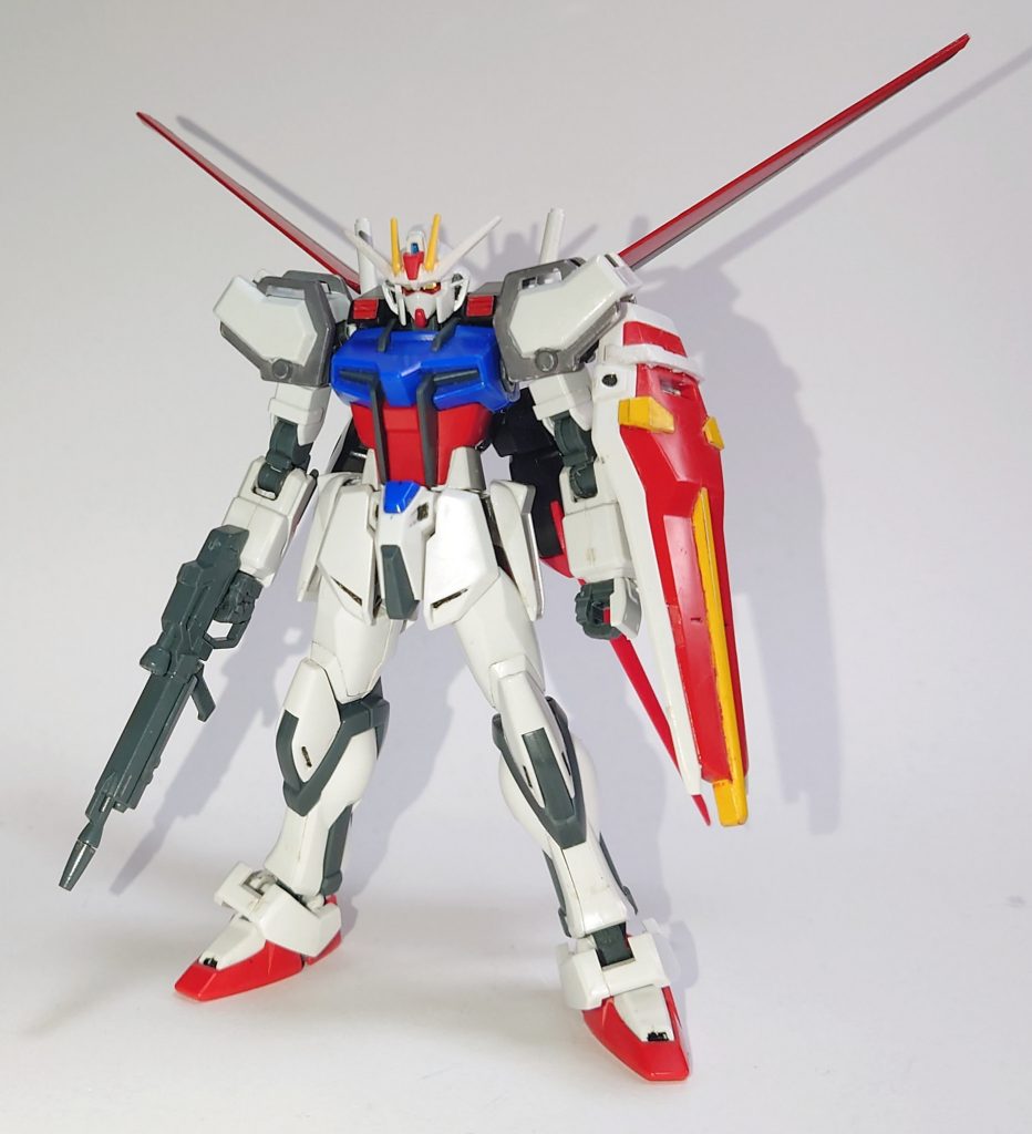 大分前にビルドストライクが壊れたんでストライクにでもしようかと思って作ったやつです。繰り返しアップデートしてきて一応ここで打ち止めにするつもりです。肩アーマーはHGBFのを加工しHGSEEDの肩アーマーを付けています。頭部はHGSEEDのものそのままです。腰のサイドアーマーはそのままでは取り付け不可なので、元々あった3mm軸を切り取りHGダブルオーの肩アーマーのポリキャップ取り付け穴の部分を切り出しくっつけてHGBFの腰に付けられるようにしました。