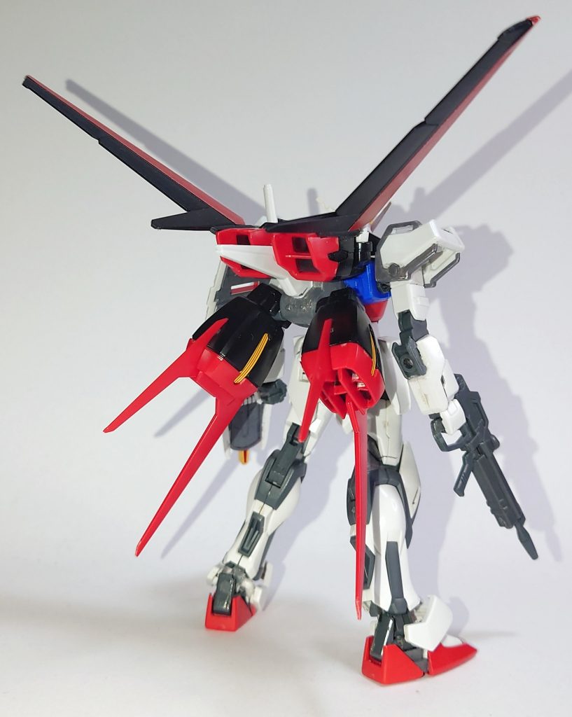 肘のグレー部分はHGBFビルドストライクのものを接着しています。踵のグレー部分はHGSEEDの同部位のパーツを加工して付けています。アンクルアーマーはHGSEEDの物にHGエクストリームガンダムのアンクルアーマーの接続部を切り取り接着(HGBFのものでは無理だっため)。エールストライカーの翼はパーフェクトストライクのものを位置を変更した上で接着し翼の大きい物にしています。