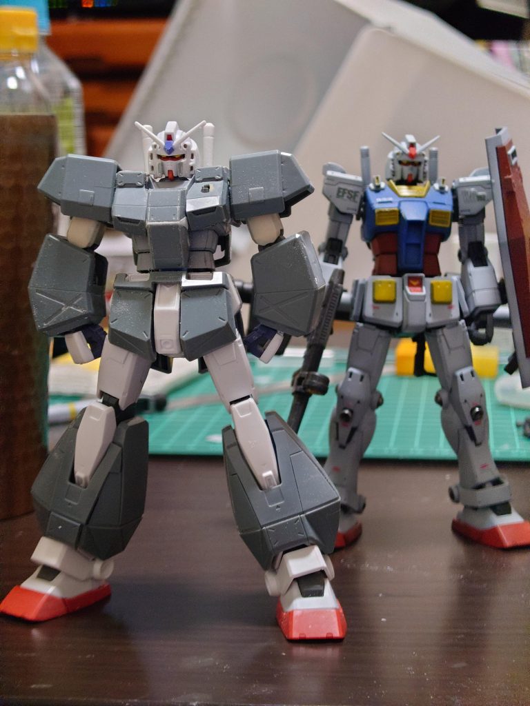 チョバム・アーマーのフィッティング。制作中は常にオリジンガンダムを傍に置いて、サイズやイメージのチェックに使用しました。