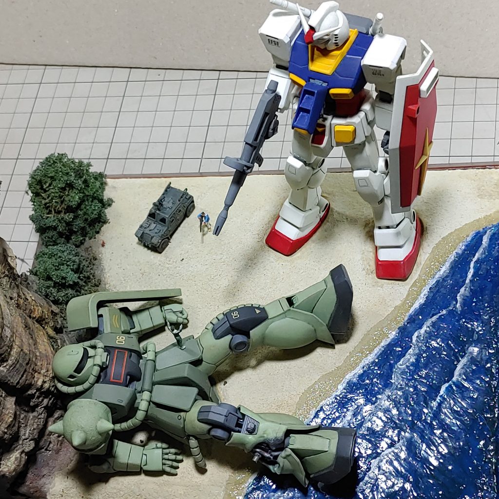 2005年作成・2022年1月撮影FGガンダム、FGザク