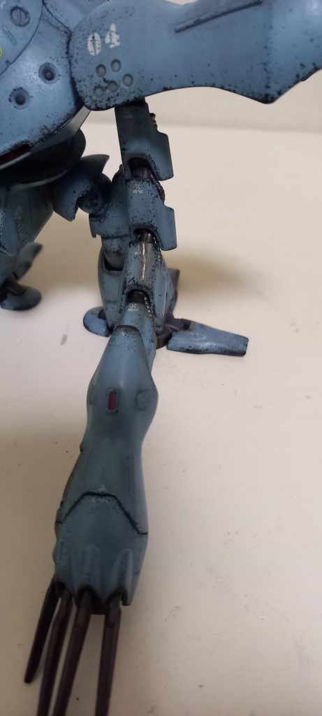 割れたパーツにはパテを盛って溶接っぽくしてます。