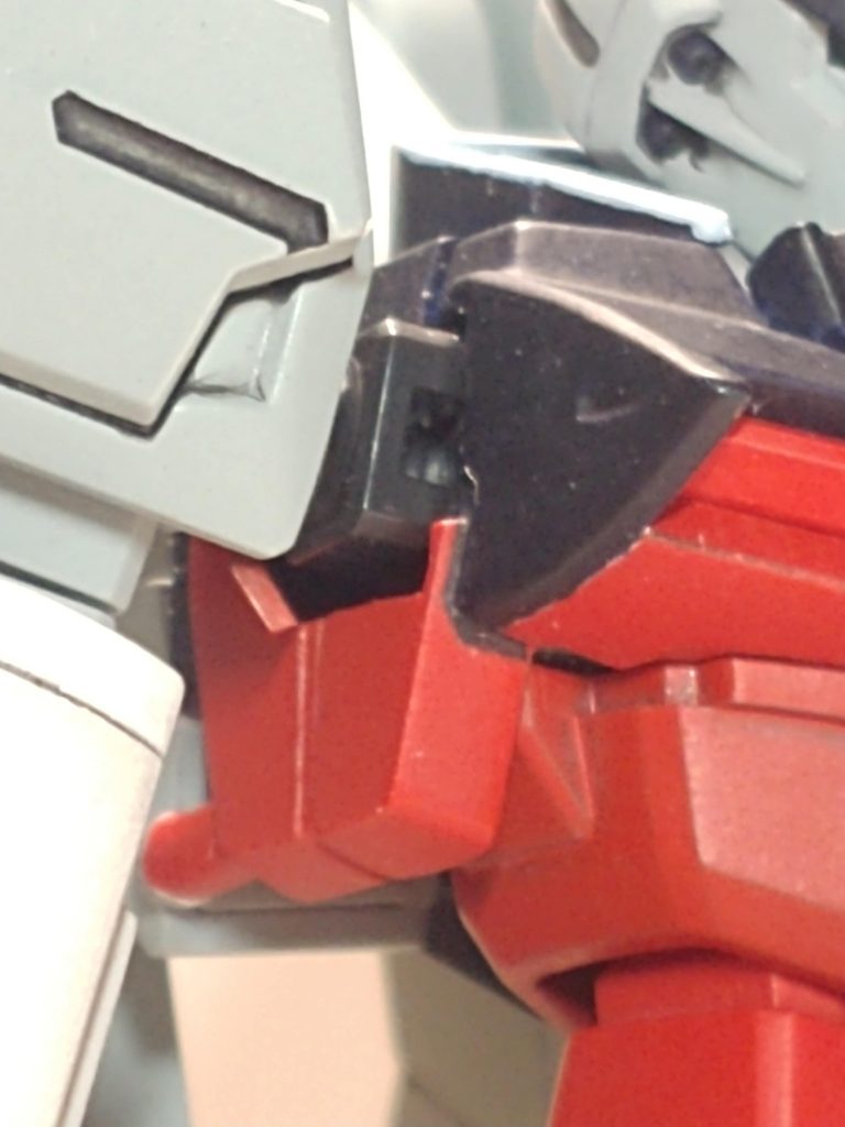 レジェンドの肩関節を移植出来たことで怒り肩に出来るようになった。多少前後にも動かせるようになったので、立ち姿が決まる様になったのは良い部分。