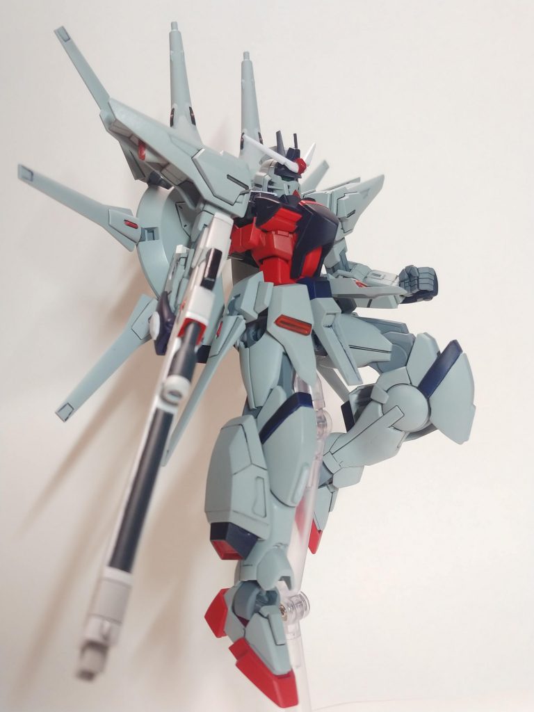 胴体、下半身はダブルオー。肩はキュリオス。脚部側面のスラスターはウィンダム。膝はフリーダムのものをパテで大型化。頭部は隠者にレジェンドのアンテナを移植した。