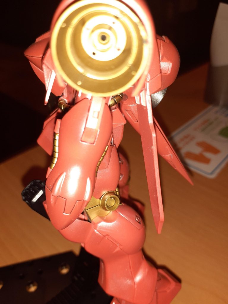 フラガ少佐・「肩のバーニア、デカいし丸いし…いけるかな～…？ゴールドはいいね～」