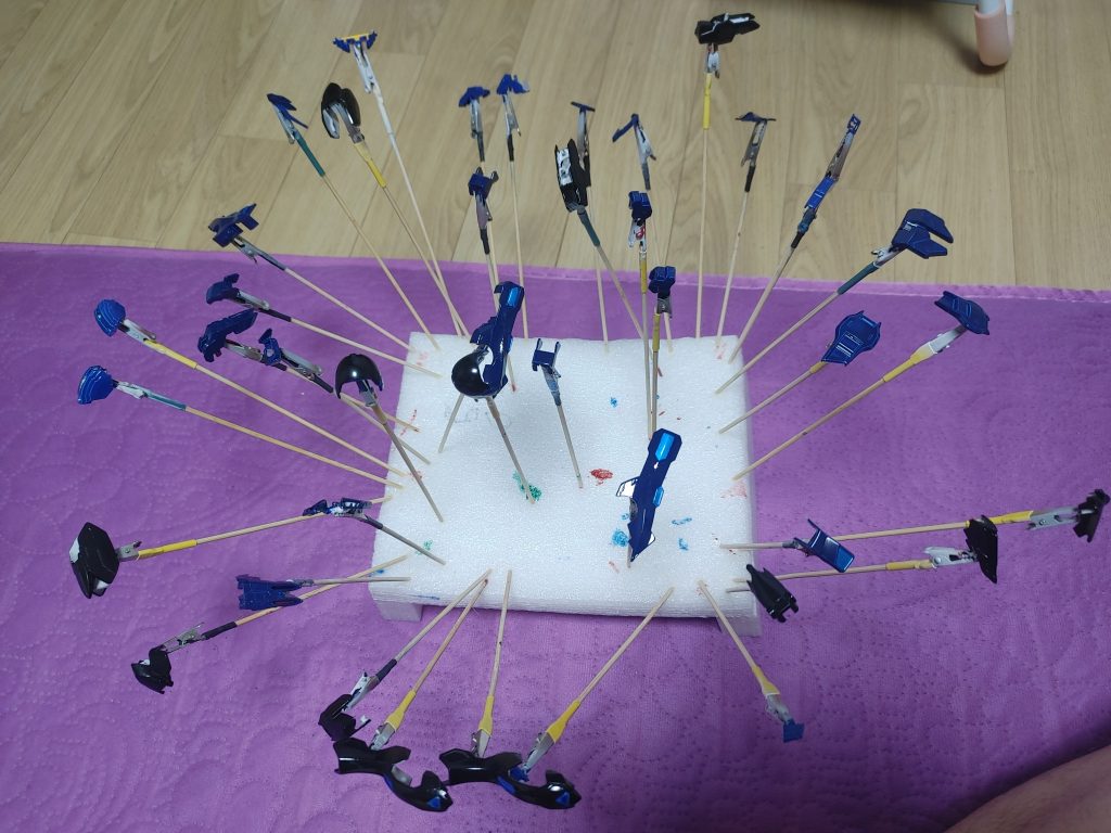 パーツの塗装です、最初の制作ストーリに乗せた写真は完成後壊れたため新しいのをかって作りました。